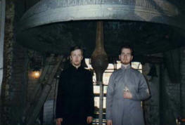 иерей Владимир Наумов и чтец Максим Глухих на колокольне Богоявленского собора в Москве.